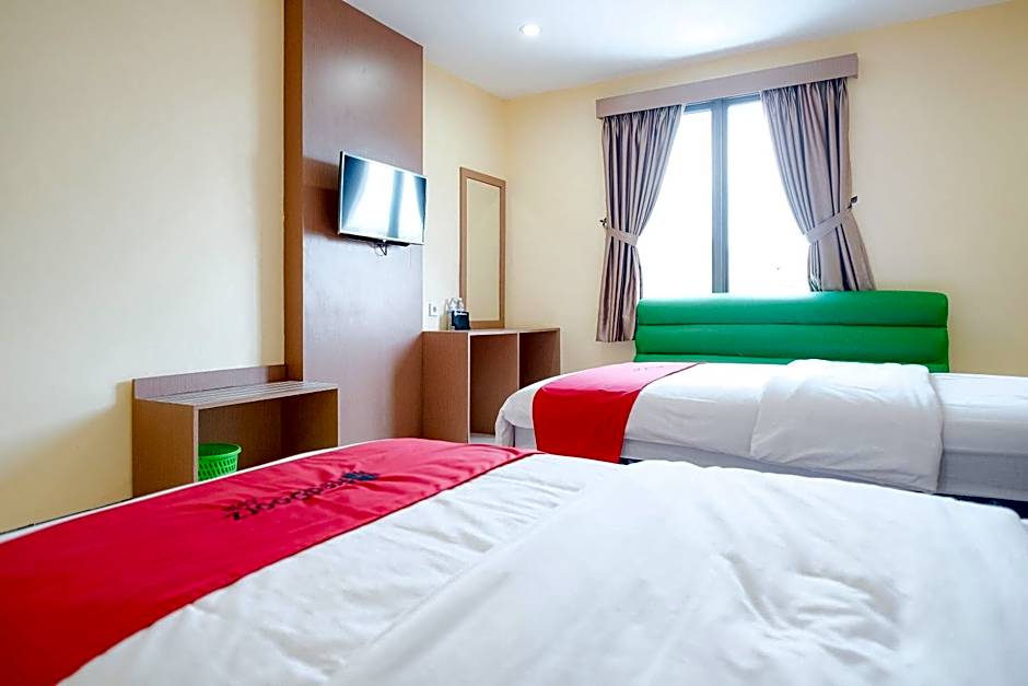 RedDoorz at Hotel Mayang Sari 1