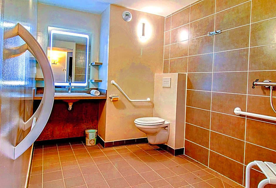 Brit Hotel Confort Pau Lons