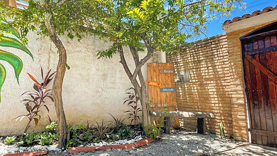 Pousada São Jorge 1 MIN A PÉ DA PRAIA Casa de família, simples e aconchegante, Na Av principal da praia café disponível até 12hs cozinha completa e churrasqueira disponível para uso ar cond das 20hs as 8 30