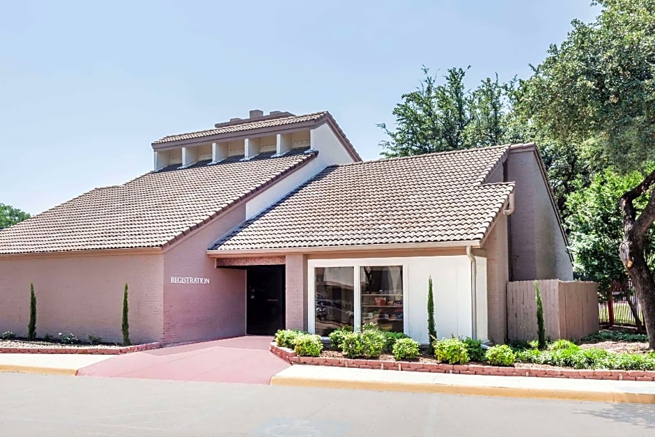 Hawthorn Extended Stay by Wyndham Dallas
