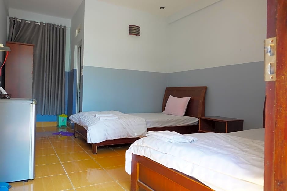 Van Long Elephants Lakeside View Hotel