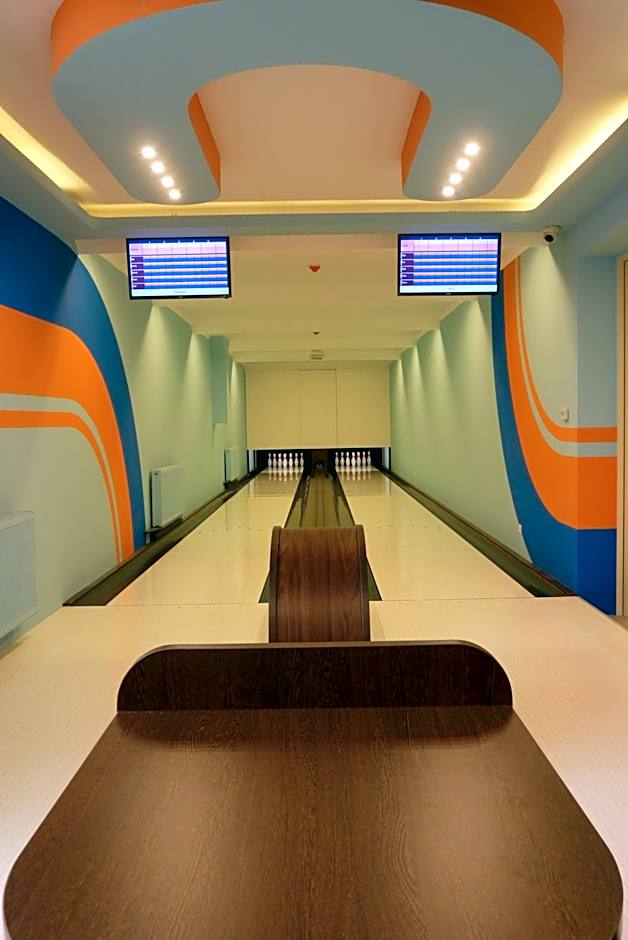 Parton Hotel & Bowling