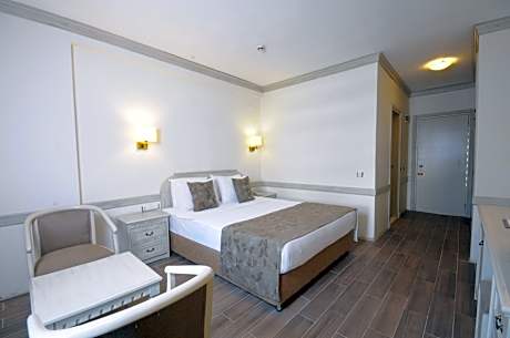 Double or Twin Room with Partial Sea View