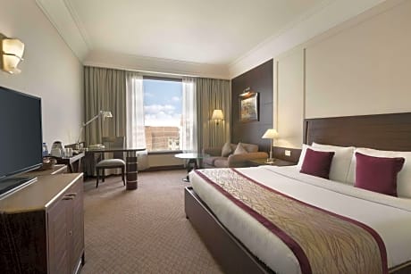 1 King Bed Club Floor Non-Smoking