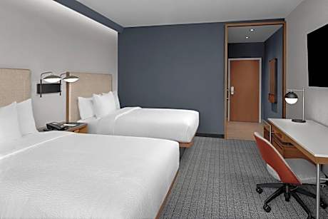 Queen Room with Two Queen Beds, Mountain View, Transfer Shower and Roll-In Shower - Mobility Access