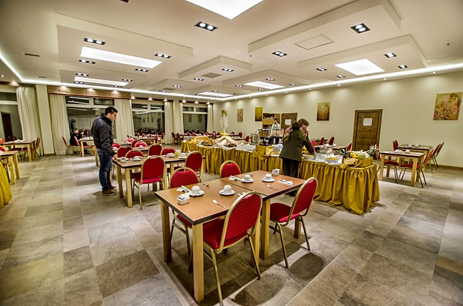 Huinid Pioneros Hotel