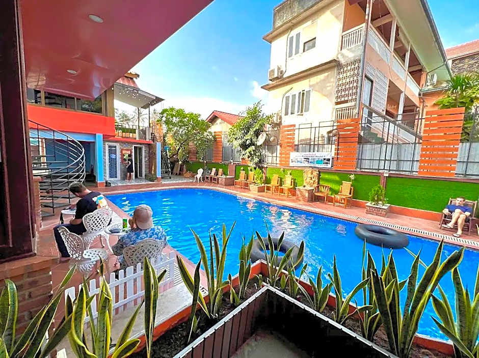 Ruby Riverside Hotel & Hostel