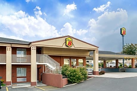 Super 8 by Wyndham Salina/Scenic Hills Area