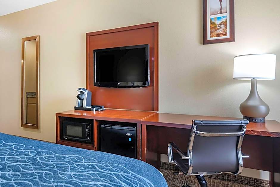 Comfort Inn & Suites Junction City - near Fort Riley