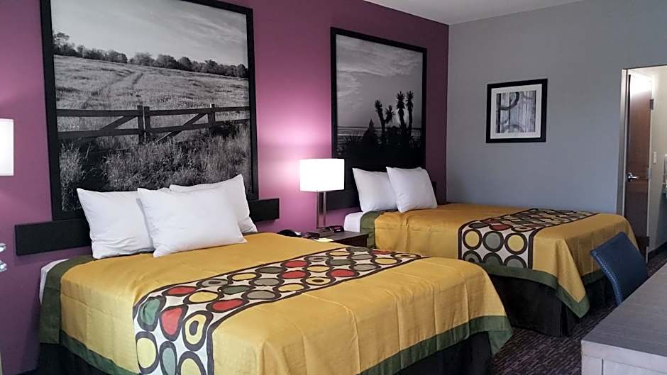 Super 8 by Wyndham Carrizo Springs