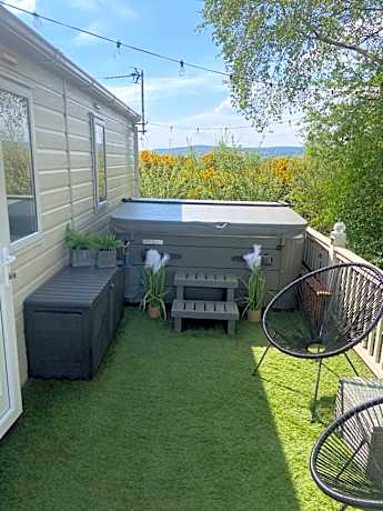 Otters Rural Retreat - Private Hot-Tub & Free Golf for guests included