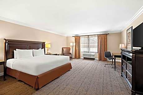 King Room with Sofa Bed and Bath Tub - Disability Access/Non-Smoking