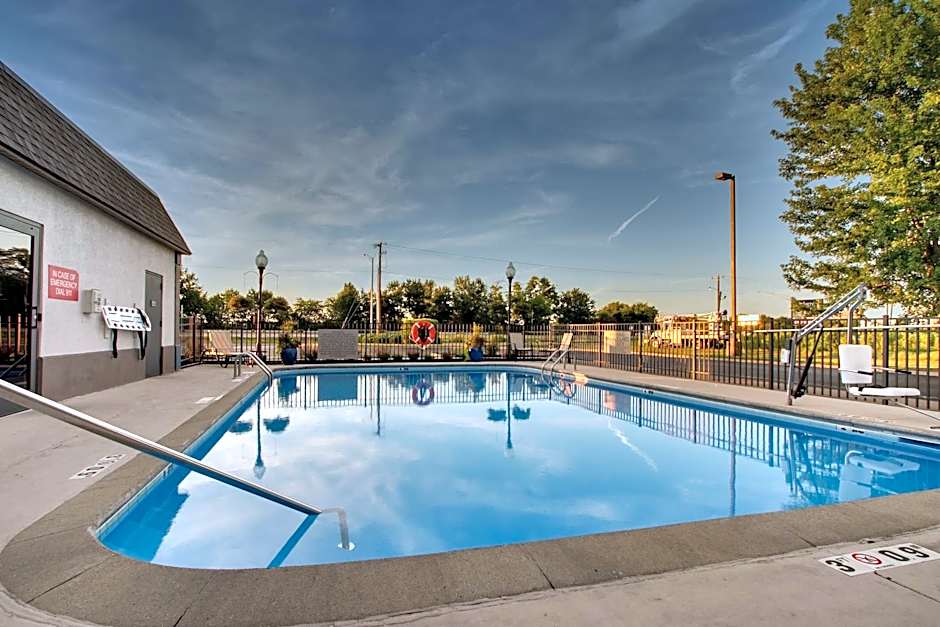 Greenfield Inn & Suites Owensboro, KY Airport