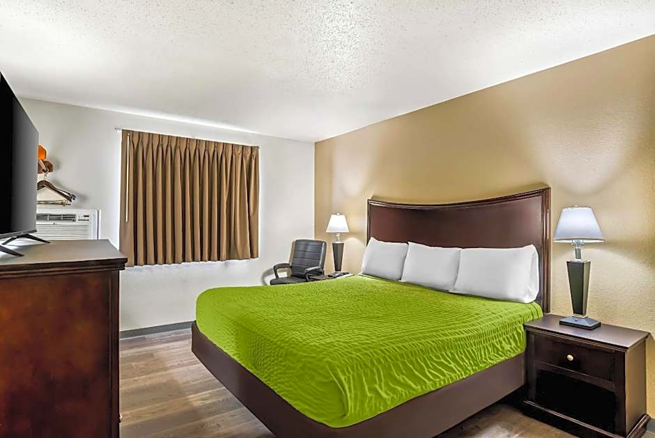 Econo Lodge Inn & Suites Auburn