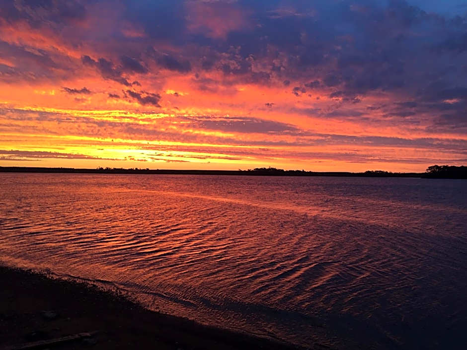 Regatta Point Tavern & Holiday Villas