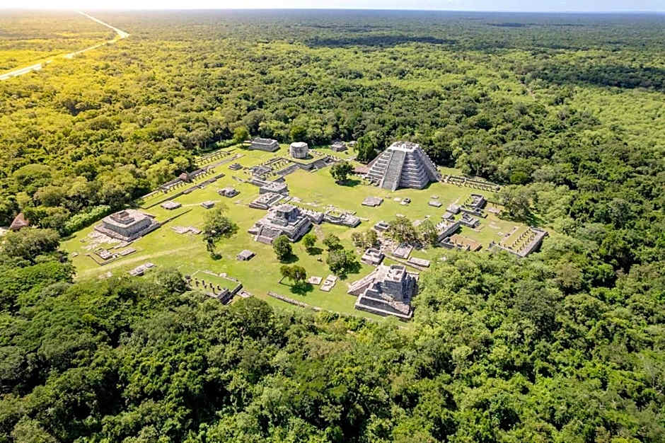 Uayma increible cuarto en el centro con piscina
