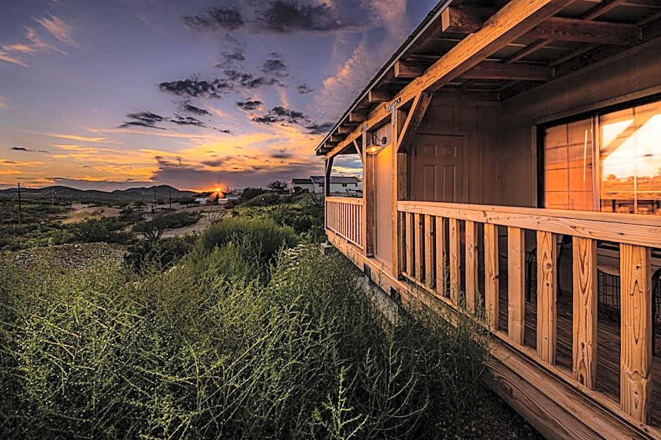 -Pet Friendly- Miners Cabin #5 -Two Double Beds - Private Balcony