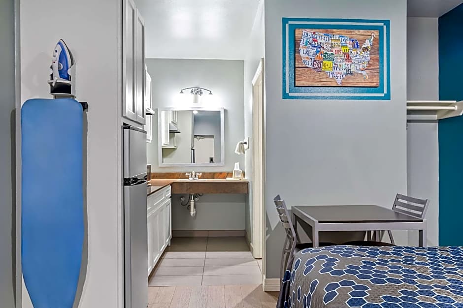 Econo Lodge Inn & Suites