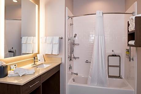 Queen Room with Two Queen Beds - Hearing Accessible