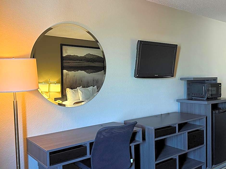 Super 8 by Wyndham Gas City Marion Area