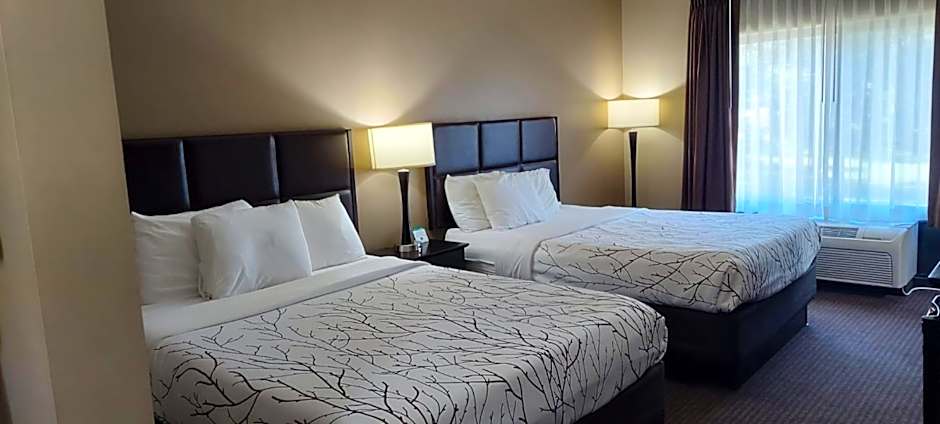 Parkwood Inn & Suites