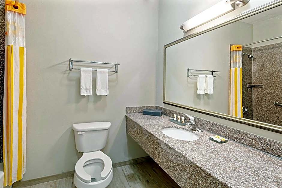 La Quinta Inn & Suites by Wyndham Mercedes Outlet Mall