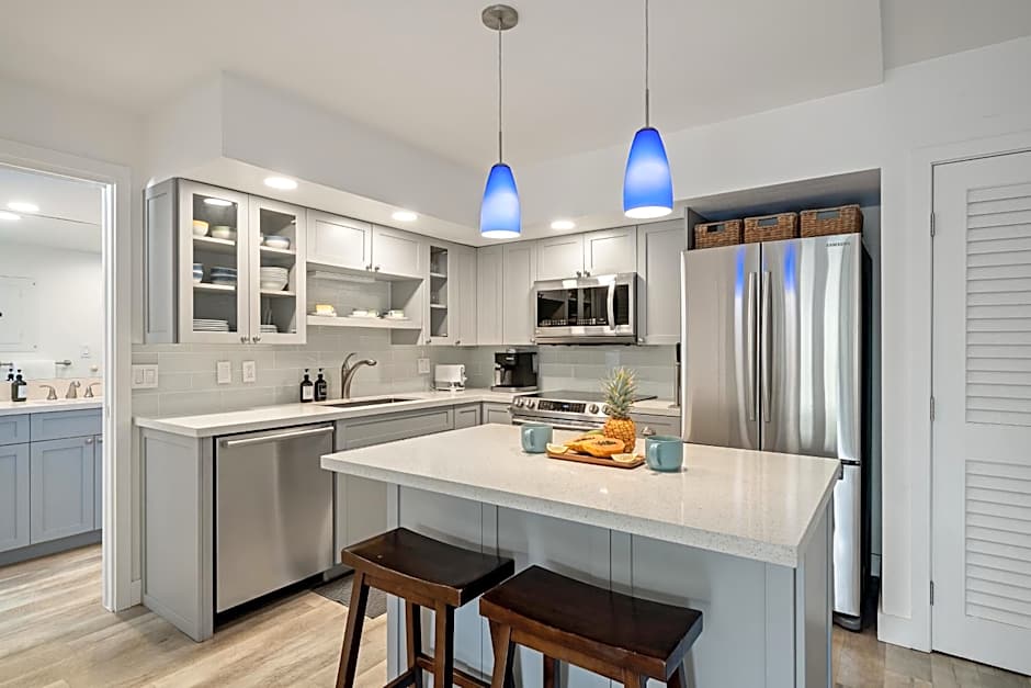 Renovated Condo - 3 Min Walk to Toes in the Sand!