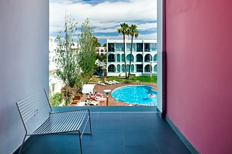THREE PEOPLE PREMIUM POOL VIEW