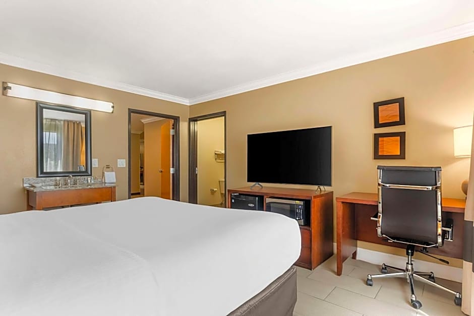 Comfort Inn & Suites Redwood Country
