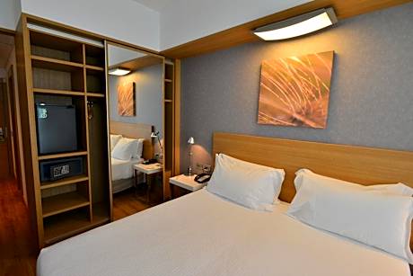 King Room - Mobility Accessible