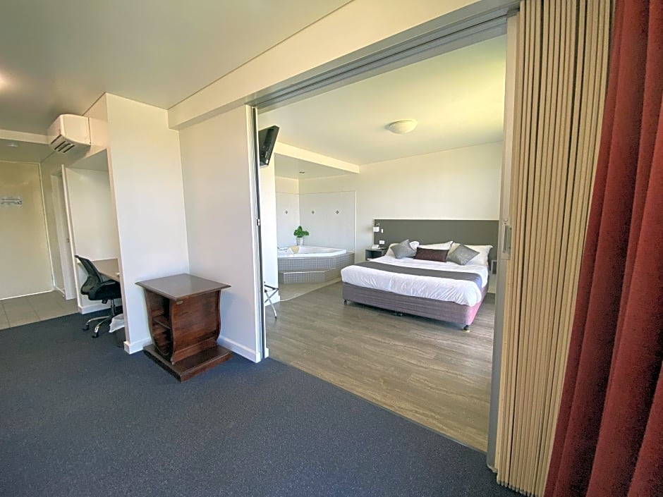 Country Roads Motor Inn