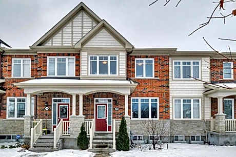 Modern Townhome Near Ottawa Attractions