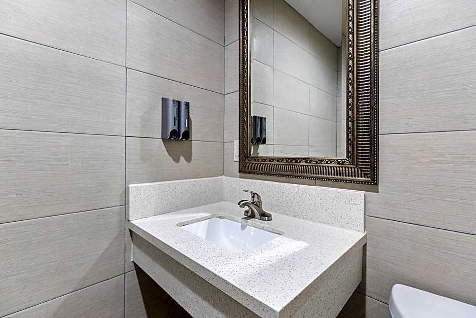 Le Blanc Inn & Suites