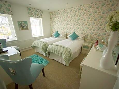 Twin Room with Private Bathroom