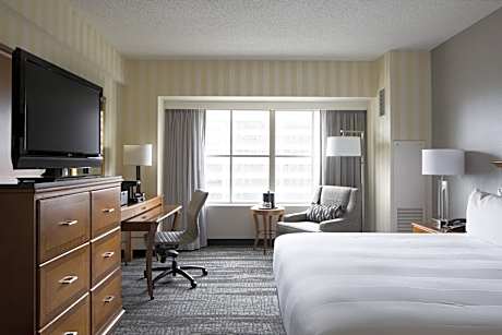 King Room with Adapted Tub - Mobility and Hearing Accessible