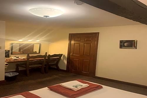 OYO Ye Olde Mustard Pot