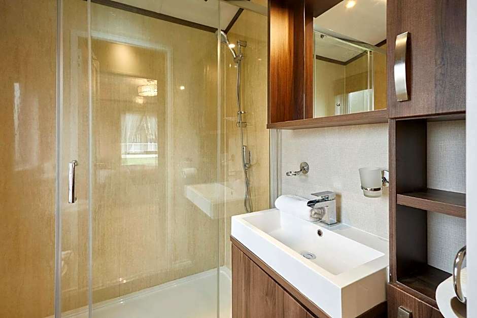 Sutton Lodge with Hot Tub