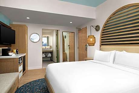 Corner King Room with Partial Ocean View