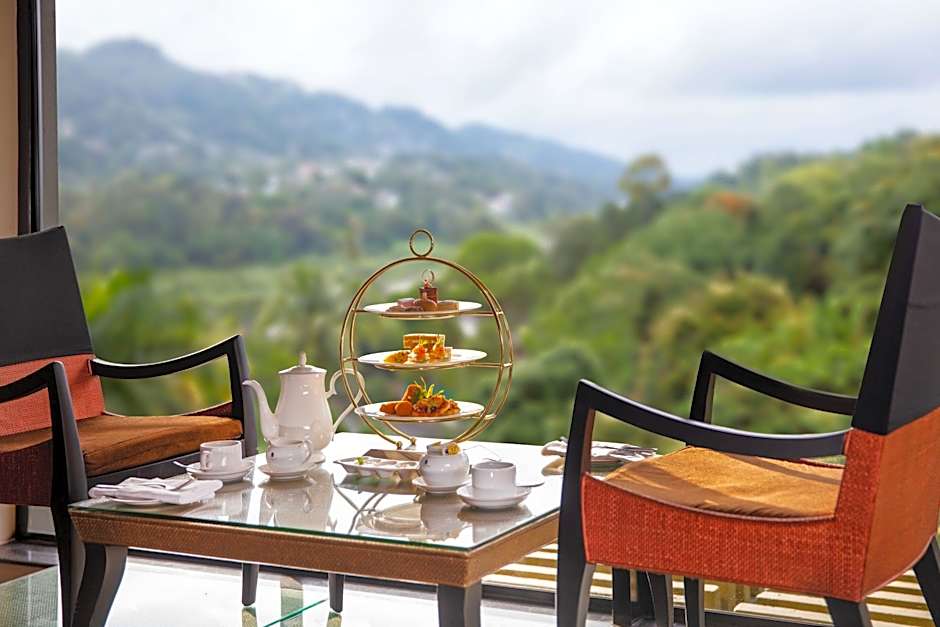 Earl's Regency Hotel