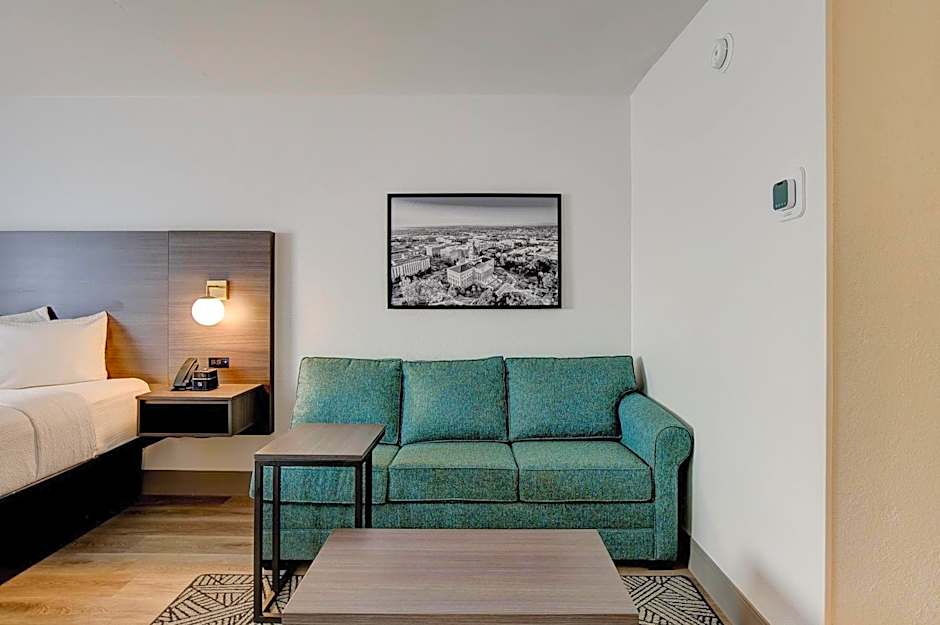 La Quinta Inn & Suites by Wyndham Maingate Fort Jackson