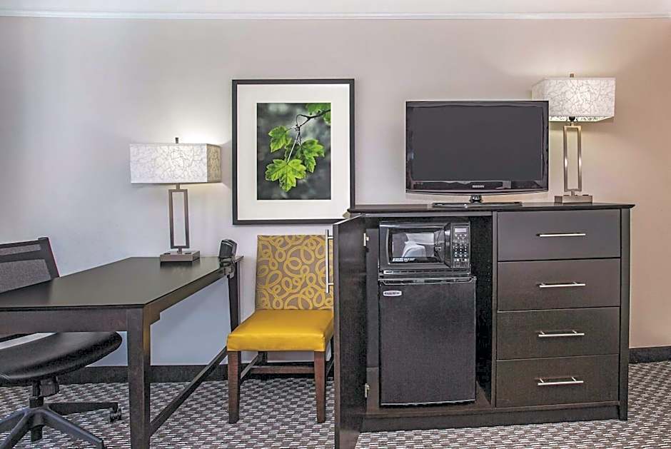 La Quinta Inn & Suites by Wyndham Las Vegas Summerlin Tech