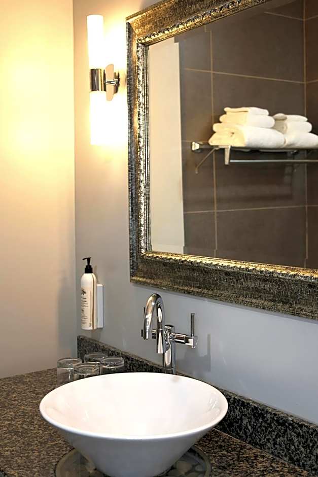 Travelodge Hotel & Convention Center by Wyndham Quebec City