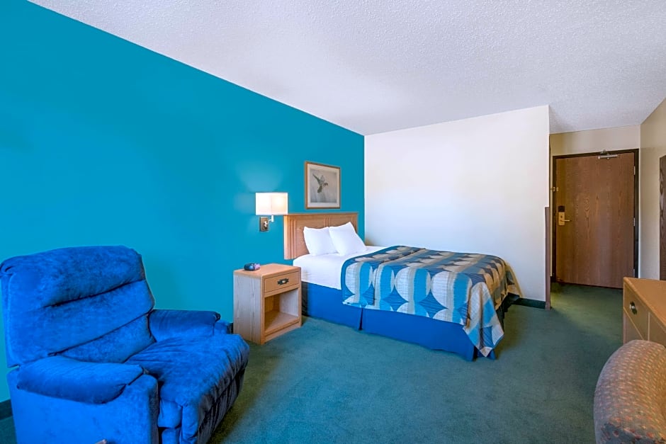 Super 8 by Wyndham Grand Rapids