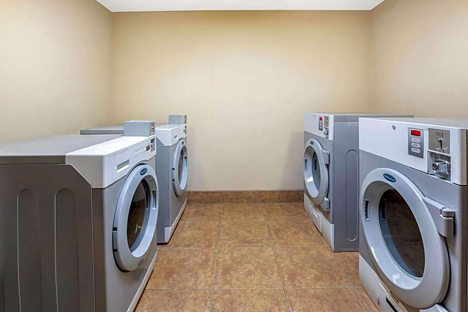 La Quinta Inn & Suites by Wyndham Floresville