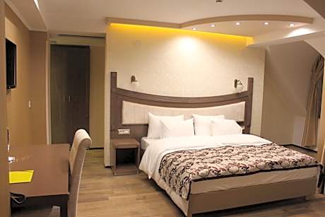 Double or Twin Room with Balcony and Lake View