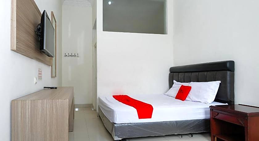 RedDoorz near Alun Alun Wonosobo