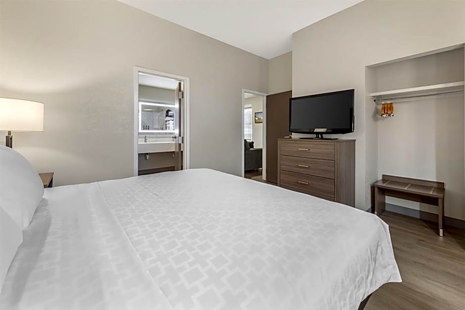Best Western Plus Revere Inn & Suites