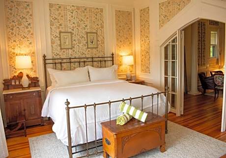 Bristed Suite, King Bed, Fireplace, Mountain View