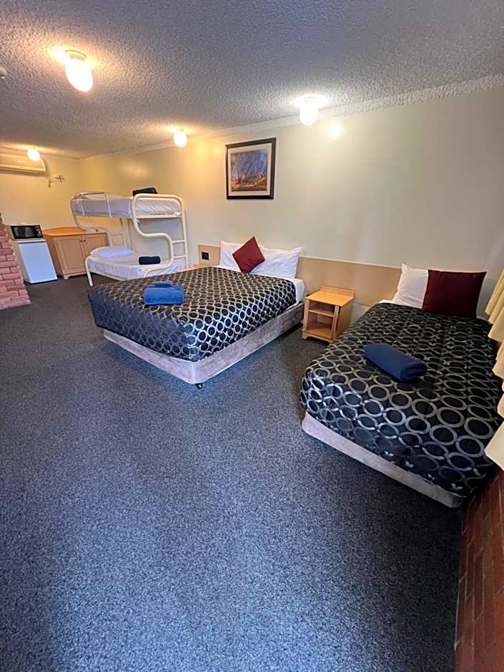 OVERLANDER MOTOR LODGE