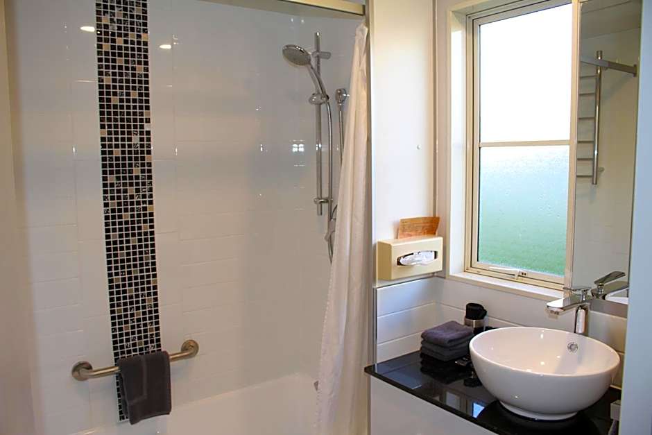 Birchwood Manor Motel